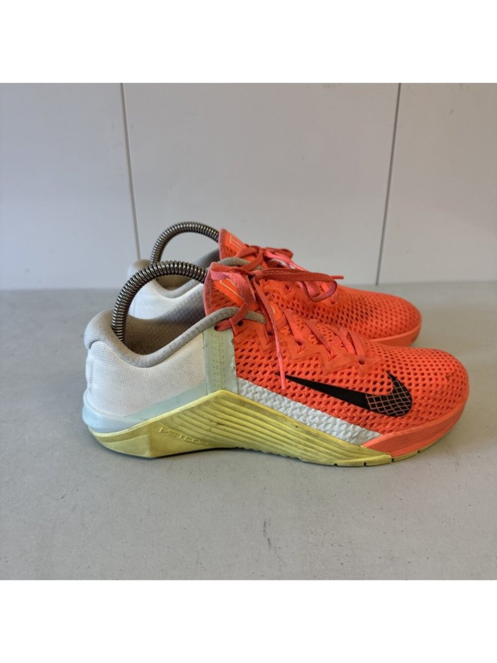 Nike Womens Metcon 6 AT3160-800 Orange And White Lace-Up Sneaker Shoes Size 8.5